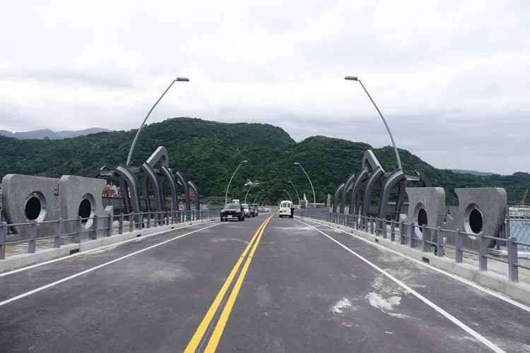 南方澳大橋造型以「鯖魚的故鄉」為發想，形塑大魚入港、小魚迴游景象，圖為小鯖魚。林泊志攝