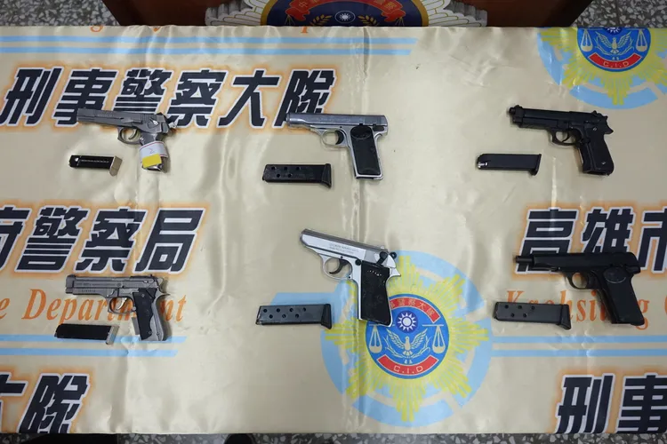 模擬槍須申請證照才能合法擁有，高市警查獲6把模擬槍。羅琦文攝