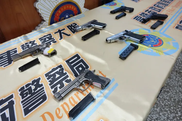 6把模擬槍的槍管都未打通，但仍違反《槍砲彈藥刀械管制條例》。羅琦文攝