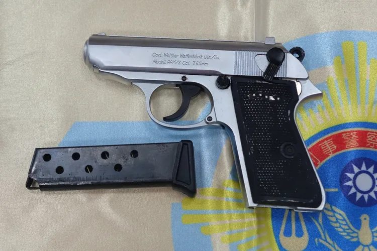 模擬槍容易改造成具有殺傷力的槍枝，警方大力查緝。羅琦文攝