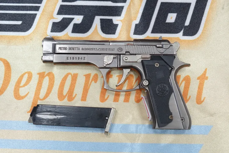 模擬槍的外觀與構造酷似真槍。羅琦文攝