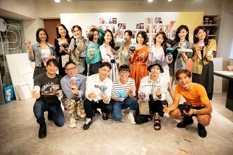 楊一展 （前排右起）、Darren(邱凱偉）、游小白及米可白、張洛君、林書煒、李佳豫等人為公益作畫義賣。游小白提供