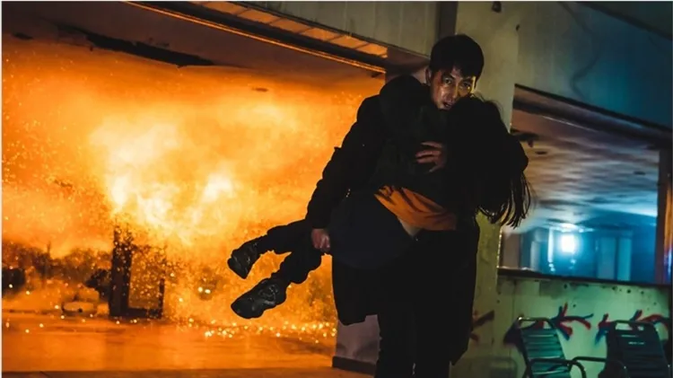 鄭雨盛在《保護者》自導自演，搶救遭綁架的非婚女兒。翻攝ACEMAKER