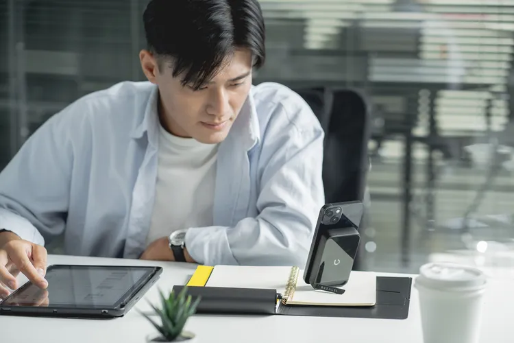 無線充電行動電源兼具支架功能。業者提供