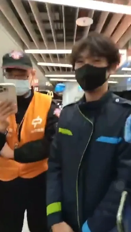 陳美妃揚言控告中捷站務人員。翻攝陳美妃FB直播