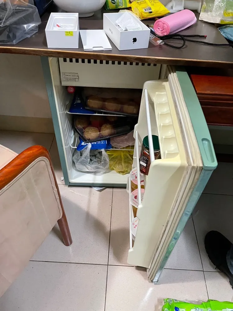 警方在嫌犯家中找到滿滿泡芙。翻攝畫面