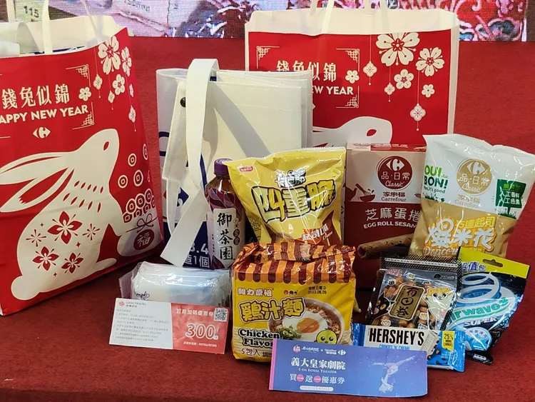 每袋福袋都有刮刮卡。胡順惠攝