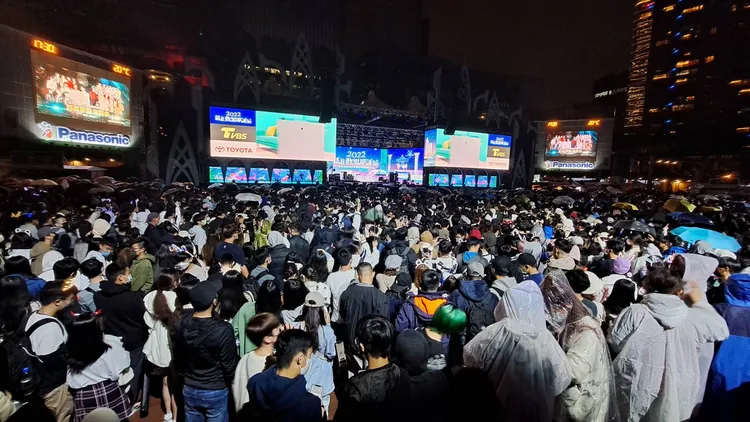 估計上萬歌迷欣賞新北耶誕城。朱世閎攝