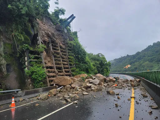 苗栗台72線27.5K出磺坑邊坡施工 明起東向封閉改道