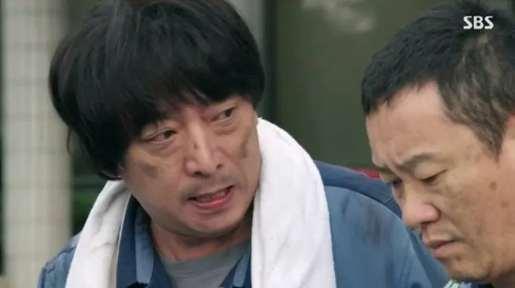 廉東憲（左）在《皮諾丘》中因隱瞞工廠爆炸原因，害身為消防員的李鍾碩父親救火失蹤。翻攝SBS