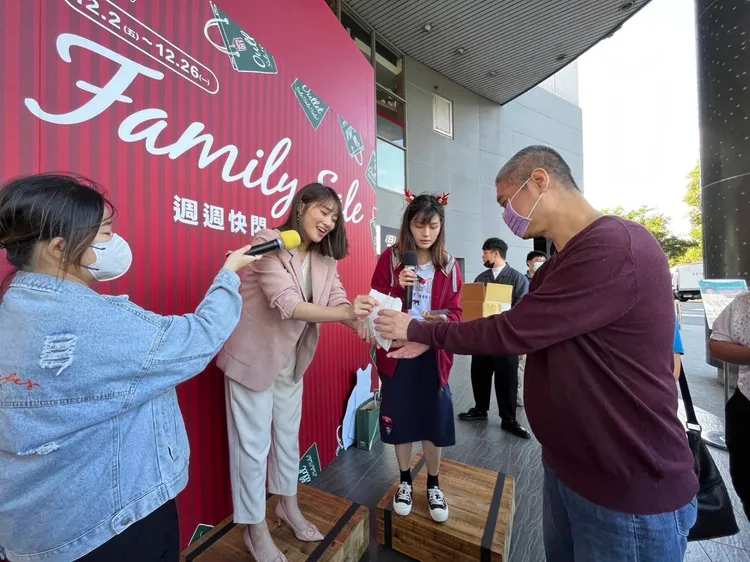藝人張文綺昨天帶著百份自己鹽酥雞店的炸物到日曜天地outlet分送，希望大家吃得滿意買的開心！日曜天地outlet提供
