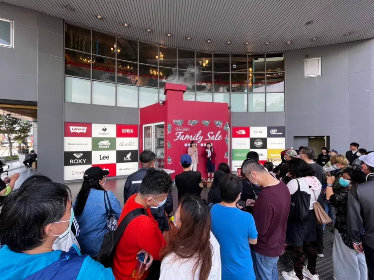 張文綺發炸物還當日曜天地outlet代言人，人潮錢潮都報到。日曜天地outlet提供