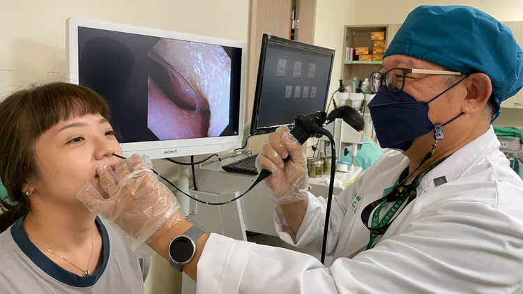 醫師建議民眾若有長期鼻竇炎症狀，務必就醫檢查，避免病情惡化。（圖為情境照，非當事人，亞大醫院提供）