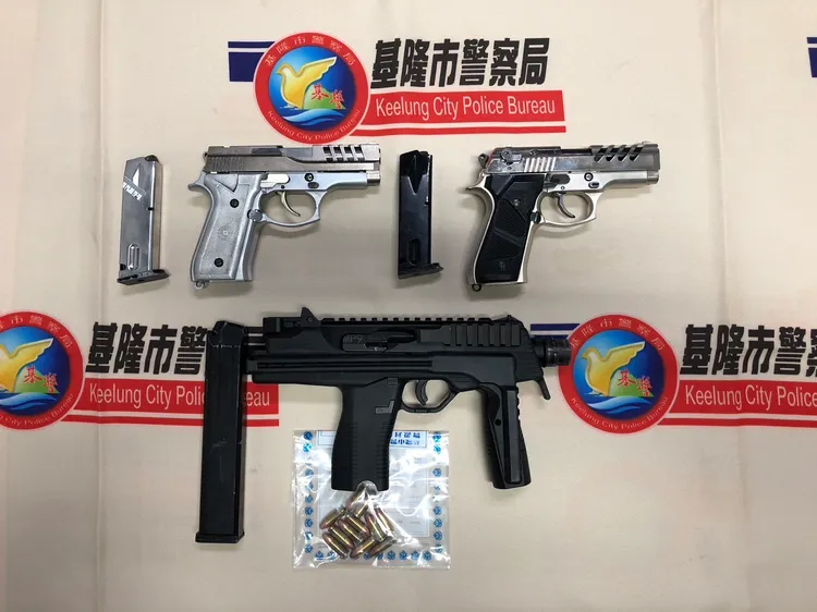 警方在車內查獲3把槍枝。翻攝畫面