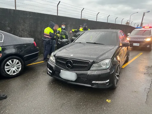 男子形跡可疑被檢舉 基隆警攔檢查獲改造衝鋒槍、手槍