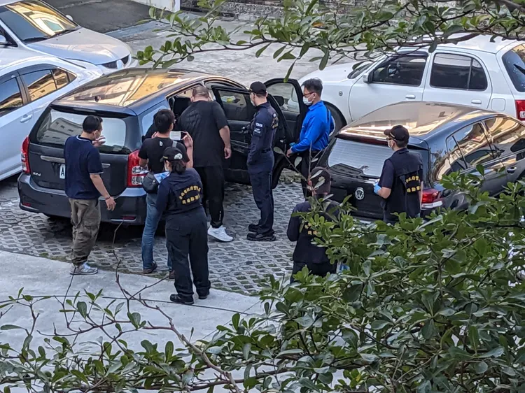 李奇漢(黑衣白鞋者)數次接應孔祥志，供稱為了50萬元。王志弘攝