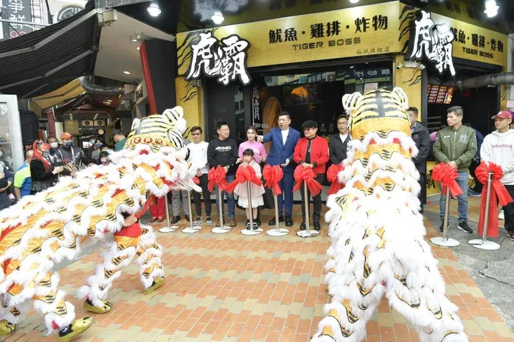 舞龍舞獅在現場炒熱氣氛。元馨提供