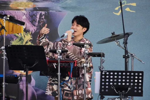 青峰戶外演唱髮型不怕亂 解封無感當導遊想幫大家打掃