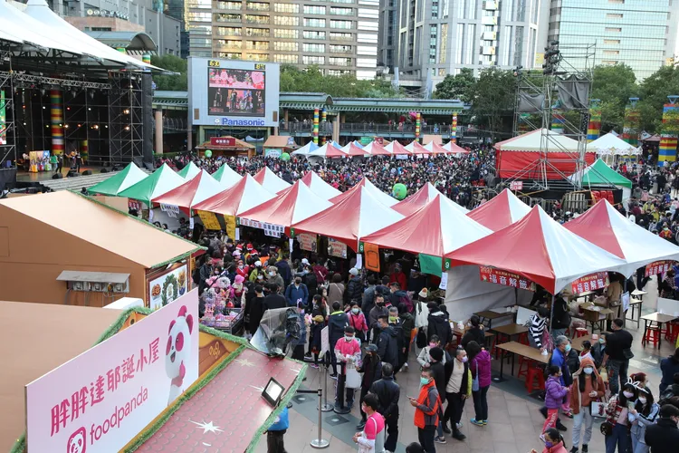 今年聖誕平安晚會將本周日登場，將有超過40攤中西美食攤。新北市政府提供