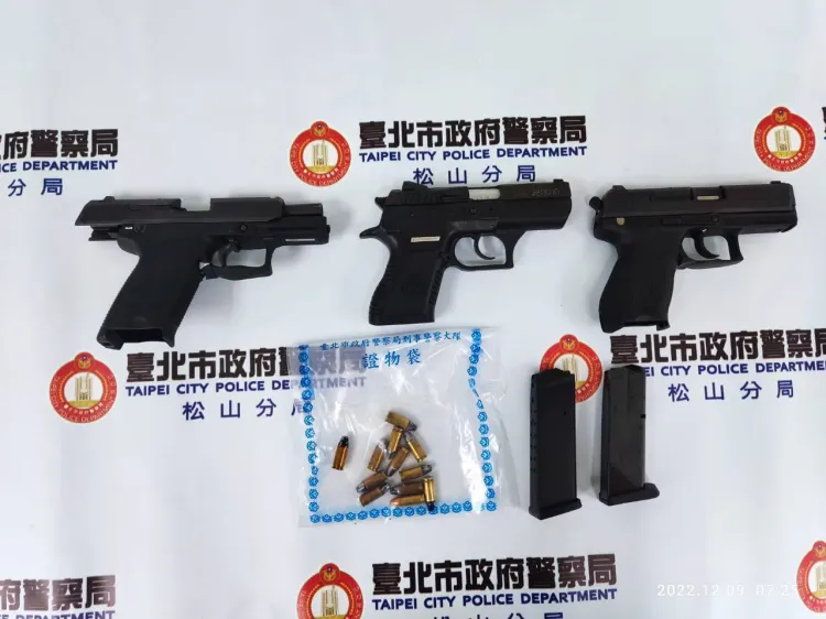 劉男車內被起出槍械和子彈。警方提供