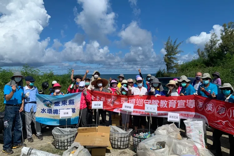 台東縣水環境巡守隊辦理淨灘活動。台東縣環保局提供