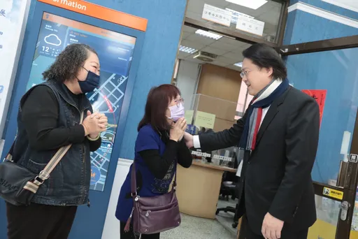 林右昌最後一天上班日　獲贈榮譽市長感謝同仁辛勞