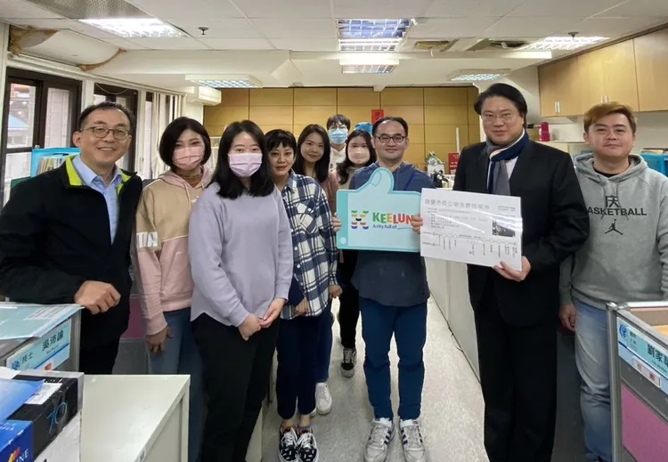 林右昌獲贈榮譽市長公車免費搭乘券。翻攝畫面