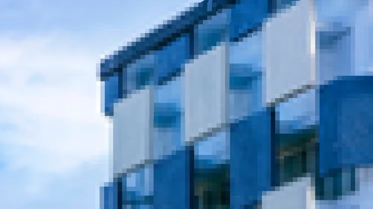 該棟大樓已翻修，但在地民眾對過去曾經發生的事，仍舊記憶猶新。古和純攝
