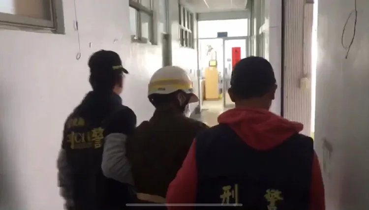 警方押解張男。成功分局提供