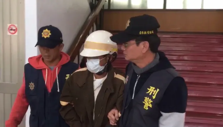 警方押解犯案張男。成功分局提供