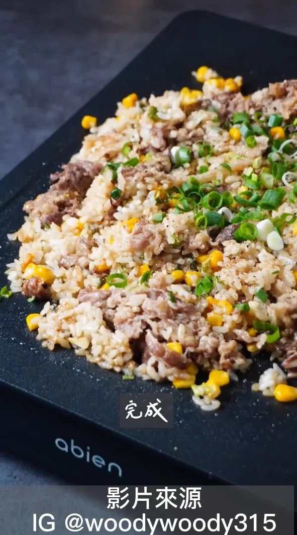 牛肉鐵板飯，喜歡洋蔥也可以加一些一起炒。IG @woodywoody315 提供