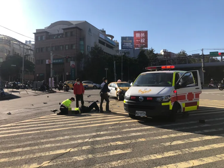 林姓警員當時開啟警示燈、鳴警笛小心翼翼準備通過路口。翻攝畫面