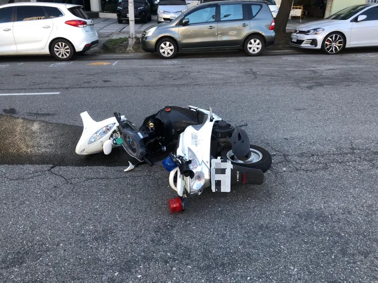 警用機車的車殼也掉下來。翻攝畫面