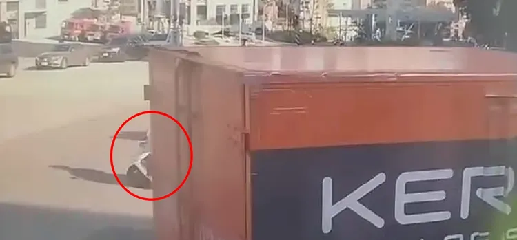 大貨車疑擋住計程車視線，導致沒看到開啟警報器的警察。民眾提供