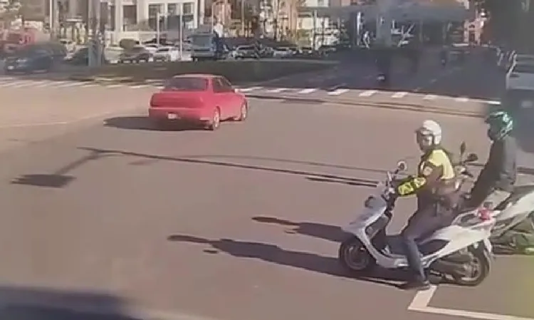 林員先等待大量車流經過後，立即開啟警示燈、鳴警笛準備小心翼翼通過路口。民眾提供