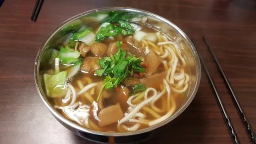 妹子求职吃一碗汤面昏迷　父母收「搓胸影片」！急付赎金救人