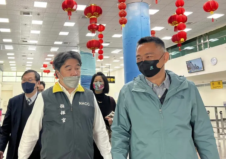 衛福部長王必勝日前已到金門，與金門縣長楊鎮浯一同視察為小三通復航的防疫準備。金門縣政府提供