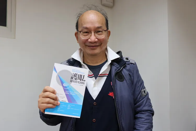 周卓煇指出，白光檯燈因為含有「藍光」，可以讓人看書的時間往往太短。黃羿馨攝