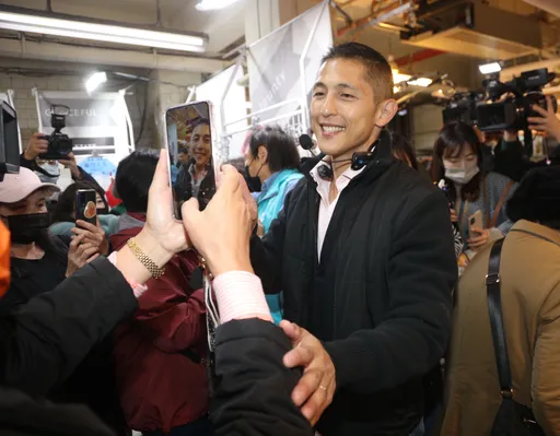 吳怡農生日掃街　聽到這句話憋不住爆笑