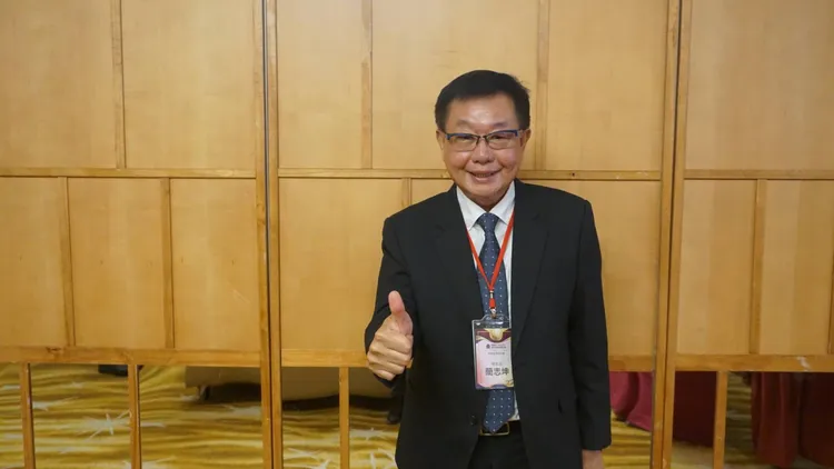 高雄市不動產仲介公會理事長簡志坤表示，預售屋出現拋售會讓市場產生動盪，但房價下修比重不會太大。葉家銘攝