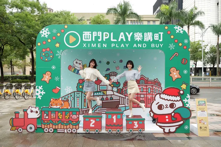 「爽爽貓」與「小勞撫」今年也特別來到西門町玩樂啦！此次集結了聖誕節的重要元素與西門町別具意義的意象，全新打造西門町專屬視覺與5座大型聖誕裝飾。業者提供