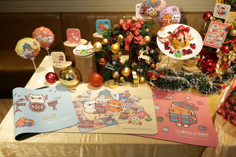 只要憑消費發票證明就可至「歡樂大富翁」聖誕服務台參加扭扭樂活動換扭蛋，扭蛋內不僅有爽爽貓合作限定贈品，更有機會抽中西門町百大樂購商家好禮及折價券。業者提供