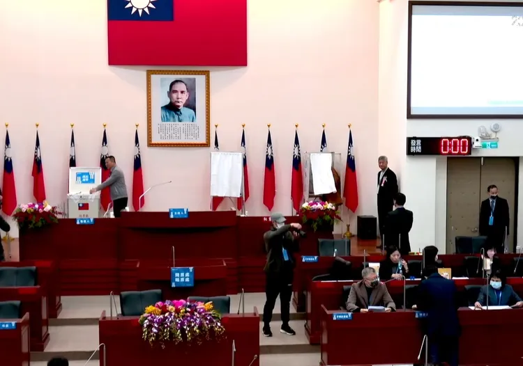 新竹市議會今天（25日）上午舉辦就職典禮，34名議員宣誓就職，隨後也舉辦正副議長選舉。翻攝自新竹市議會直播