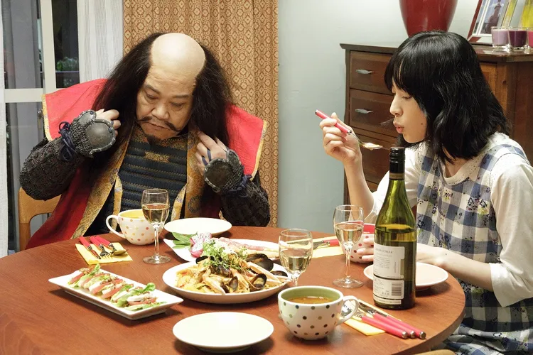 深津繪里(右)在《鬼壓床了沒》飾演找幽靈當證人的律師。傳影互動