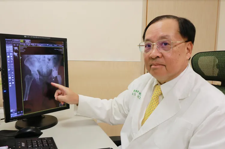 黃揆洲呼籲民眾切勿酗酒、長時間使用大量類固醇，避免股骨頭逐漸壞死，甚至需要洗腎。亞大院提
