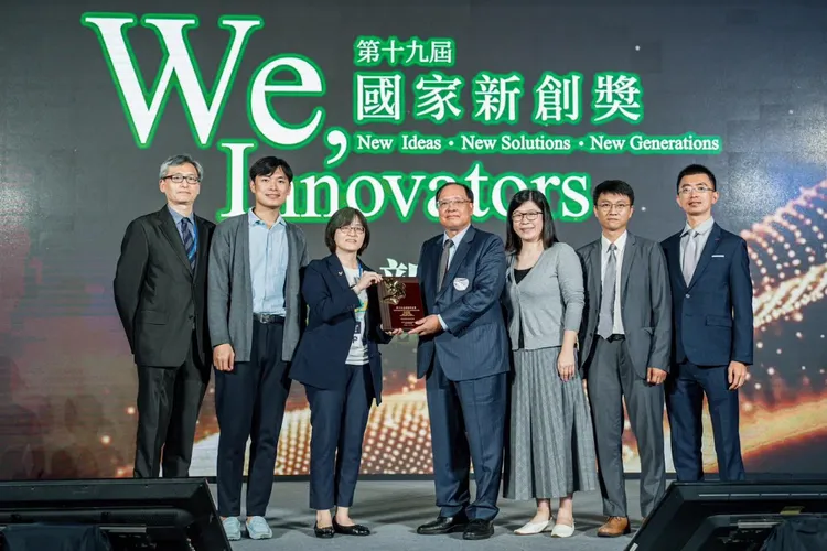 全髖植入物手術導引系統」本月初剛獲頒國家新創獎。亞大醫院提供