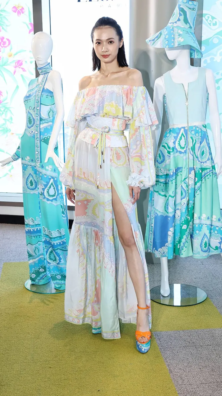 以精美手工網版印染技術聞名的LEONARD，本季引入了眾多熱帶花卉圖騰。葉志明攝