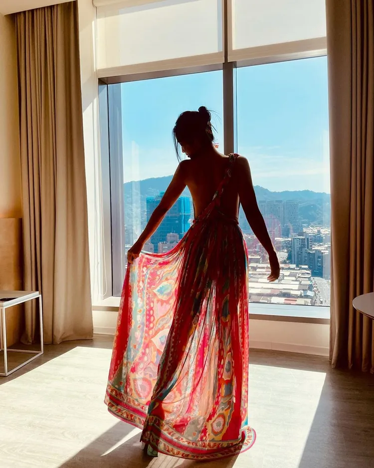 莫允雯與LEONARD間有著多年的情誼，於今日活動前更穿上品牌新裝擺拍，耀眼的陽光穿透輕薄布料，讓她玲瓏的身材全被「看光光」。翻攝xtina0505 IG