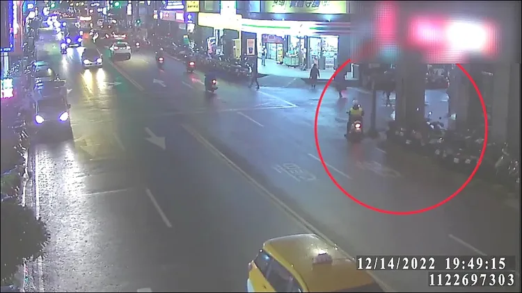 中和警員巡簽時，發現謝男神色慌張，立即上前盤查。警方提供