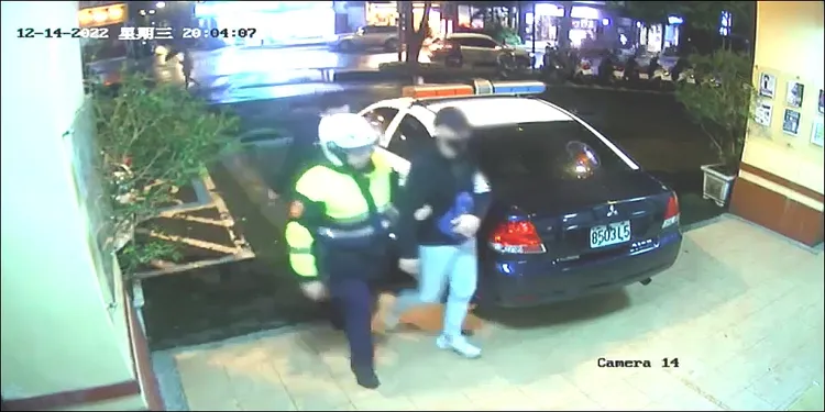 警方將謝男帶回所內偵辦。警方提供